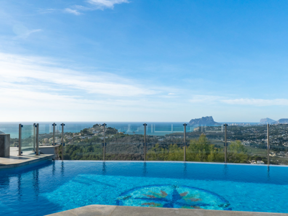 9005MOR Moderne villa met spectaculair zeezicht te koop in Moraira.