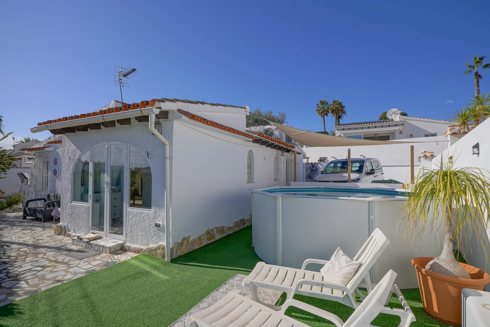 C3XY8323MOR Vrijstaande villa met zwembad en uitzicht op zee te koop in Moraira.