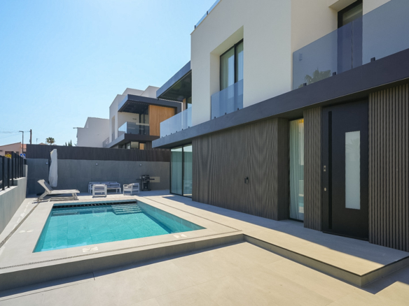C3XY4665ALB Geschakelde nieuwbouw villa te koop in Albir