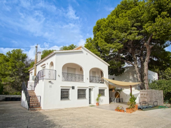 8293DEN Villa met gedeeltelijk zeezicht te koop in Las Rotas, Denia.