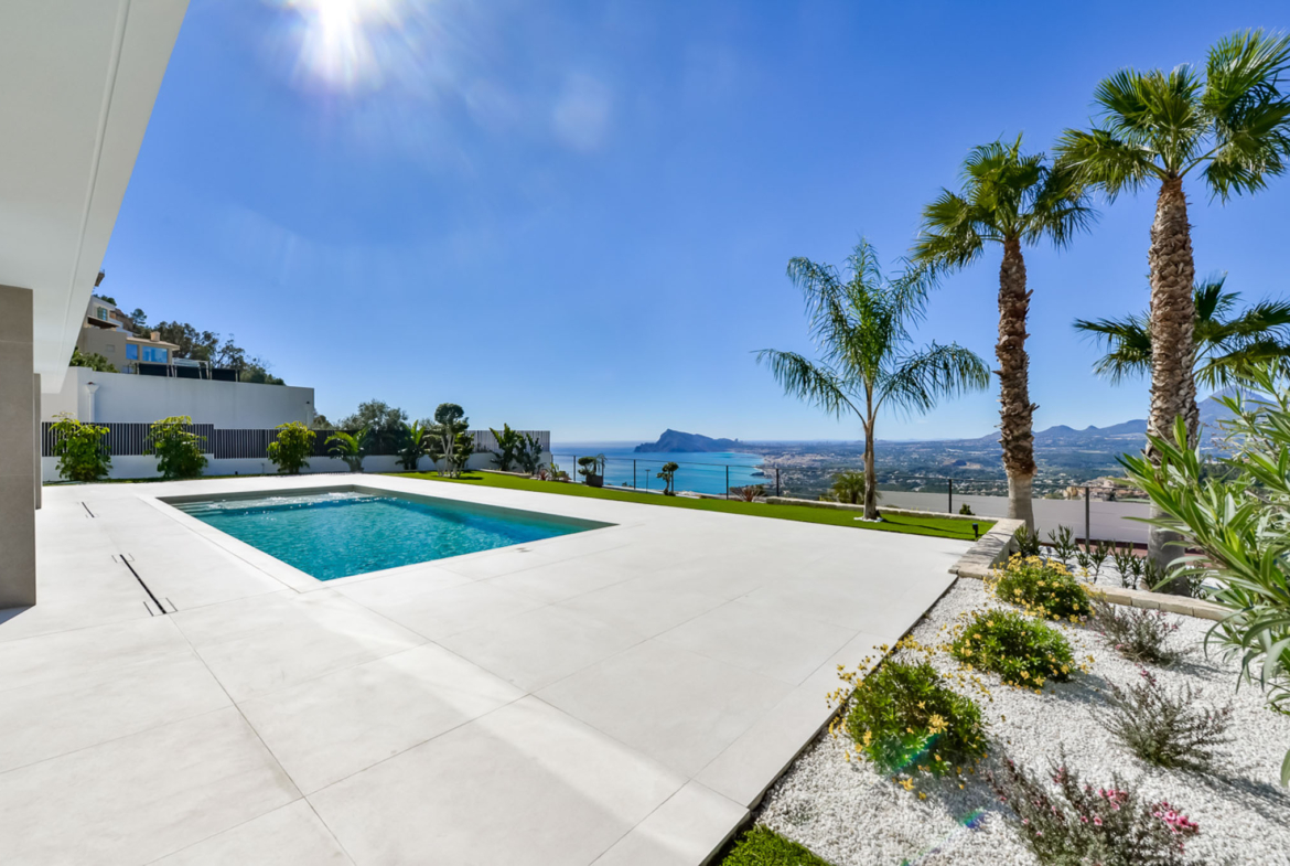 C4XY8342ALT Moderne villa met uitzicht op zee en bergen te koop in Altea.