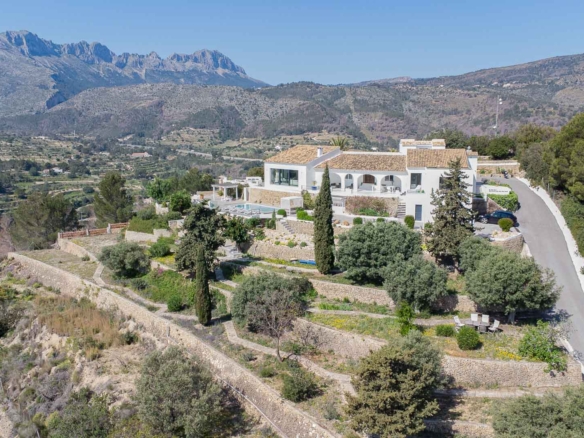 4512BEN Prachtige gerenoveerde finca met berg- en zeezicht te koop in het binnenland van Benissa